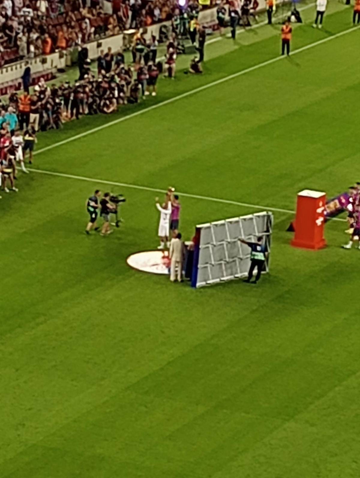 NO SE VIO EN TV: Fue abucheado y no jugó un solo minuto; Dani Alves recibe lo que quería y la promesa de Xavi que ilusiona al Barcelona