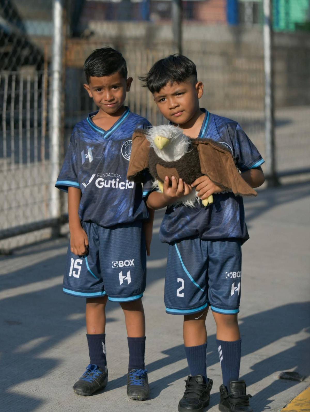 Chicas, niños y el sujeto que bajó del bus del Génesis previo al partido vs Motagua