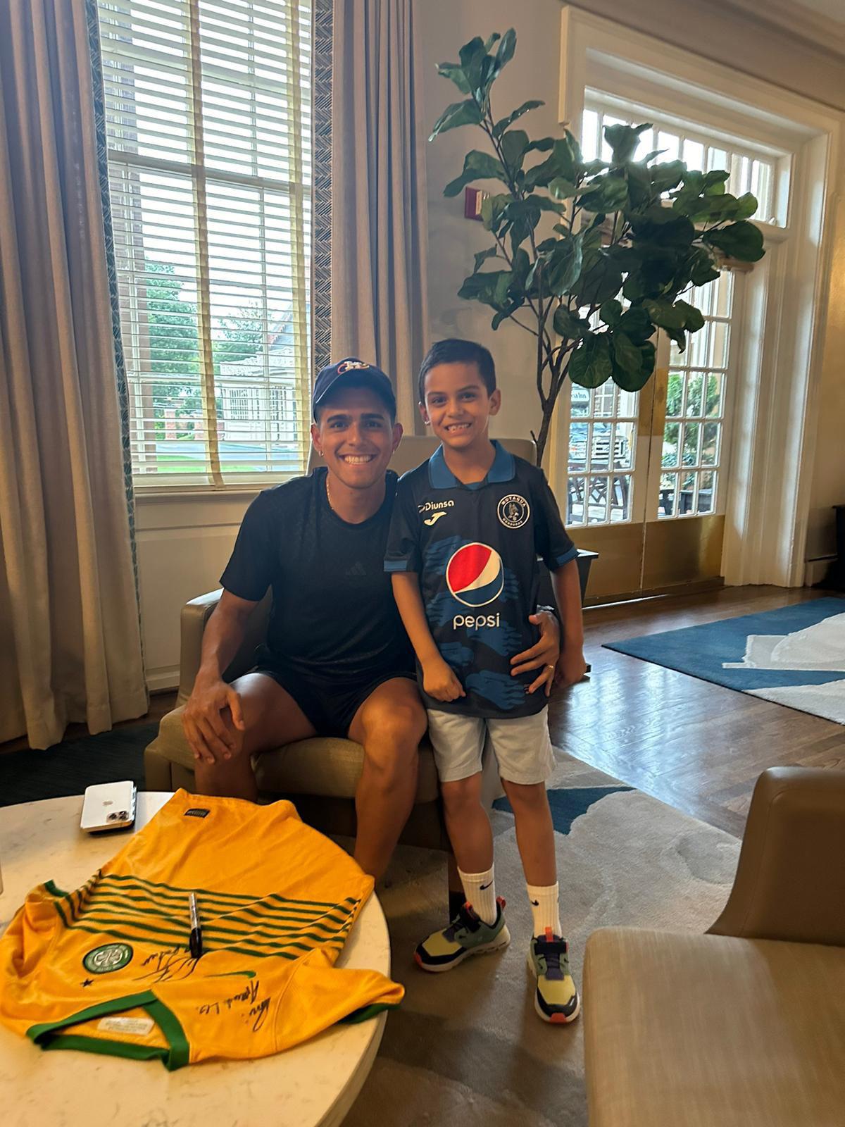 Amado Guevara sorprende a Luis Palma y Brendan Rodgers en la concentración del Celtic tras vencer al Manchester City