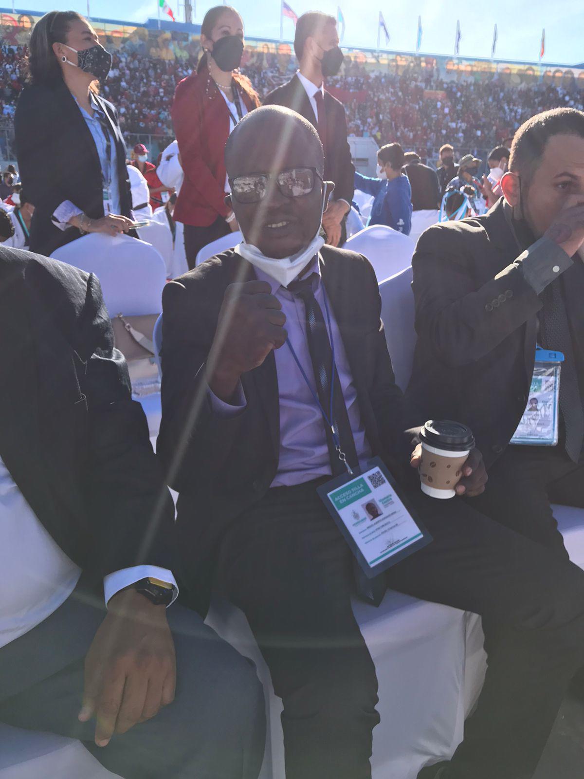 Firmando autógrafos y haciendo selfies: Así llegaron Teófimo López y otros deportistas a la toma de posesión de Xiomara Castro