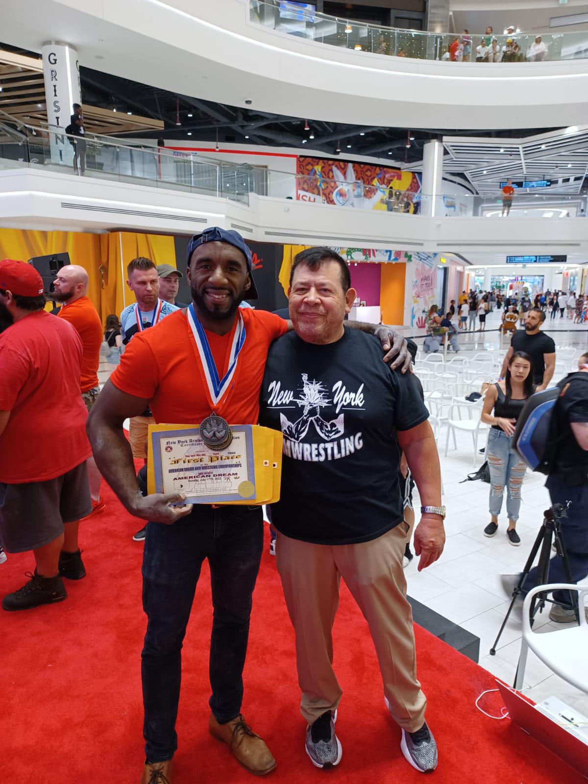 Celín junto al presidente de la Federación de Pulso de Nueva York.