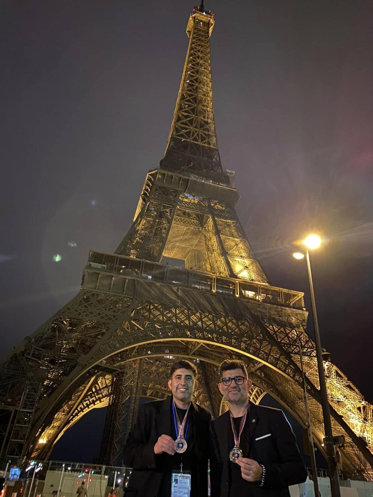 La travesía de un barbero que se fue en bicicleta hasta la casa de Messi en París: la actitud de Antonela Roccuzzo y el regalo que le dejó al crack argentino