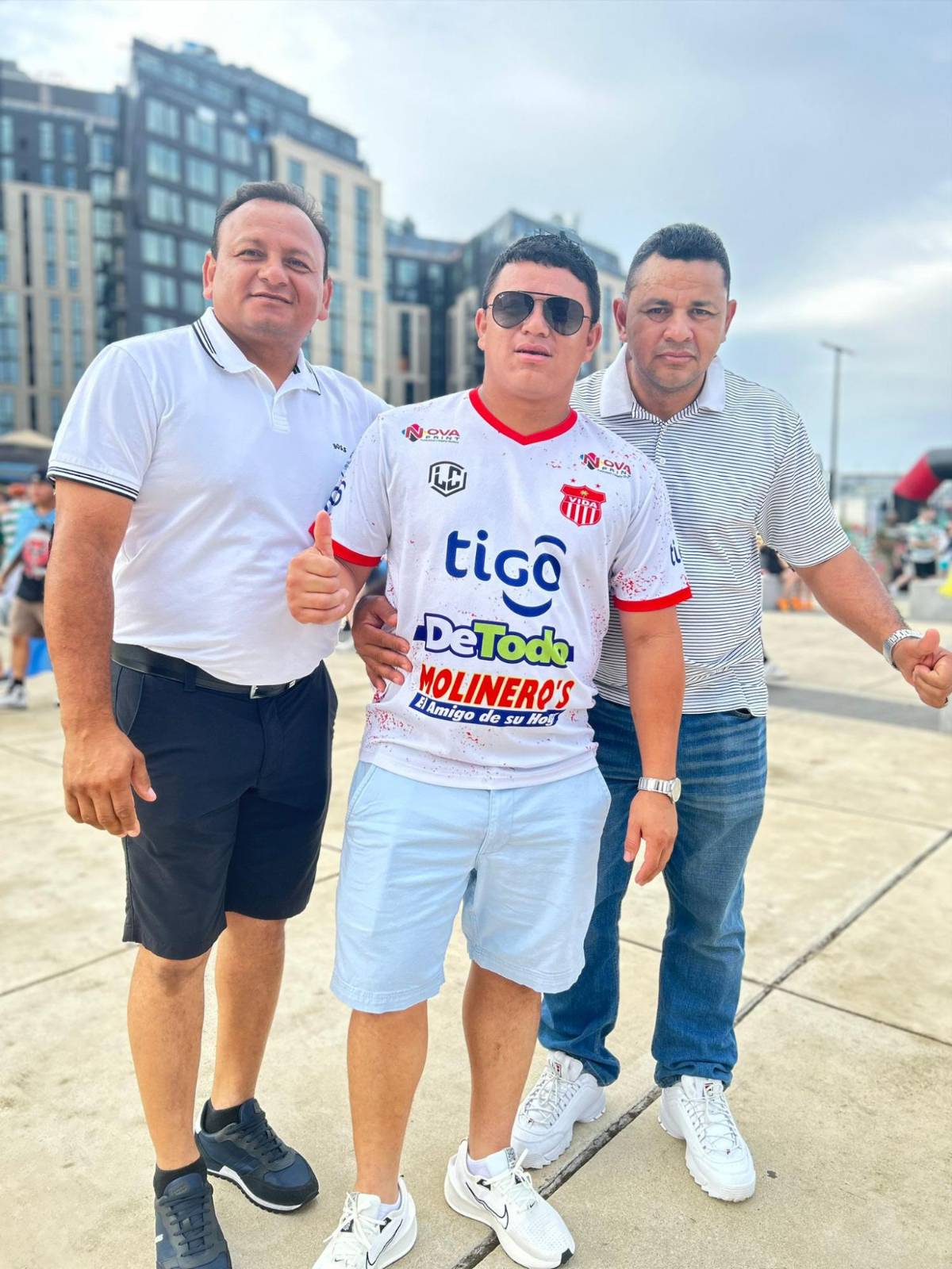 Luis Palma es sorprendido por  hondureños en el duelo entre Celtic vs DC United en Estados Unidos