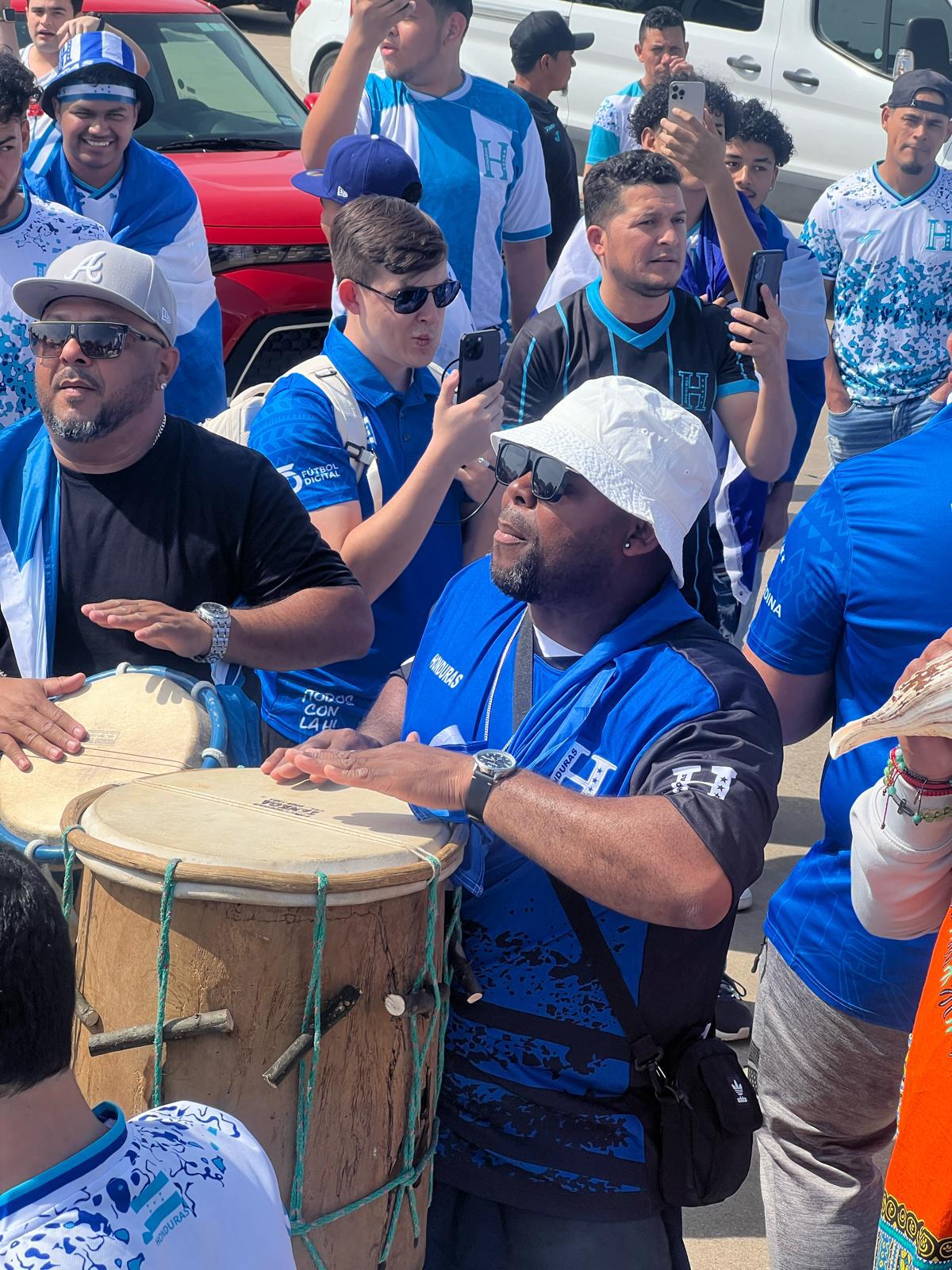 FOTOS: ¡Punta, asados y famoso incluido! Así es el ambientazo hondureño en el Toyota Stadium para el repechaje ante Costa Rica