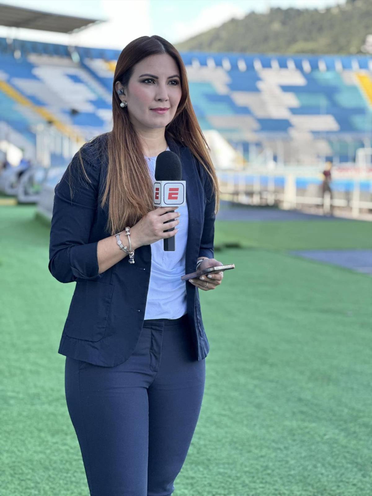 Las periodistas deportivas catrachas engalanan la previa del juego entre Honduras vs México en el estadio Morazán