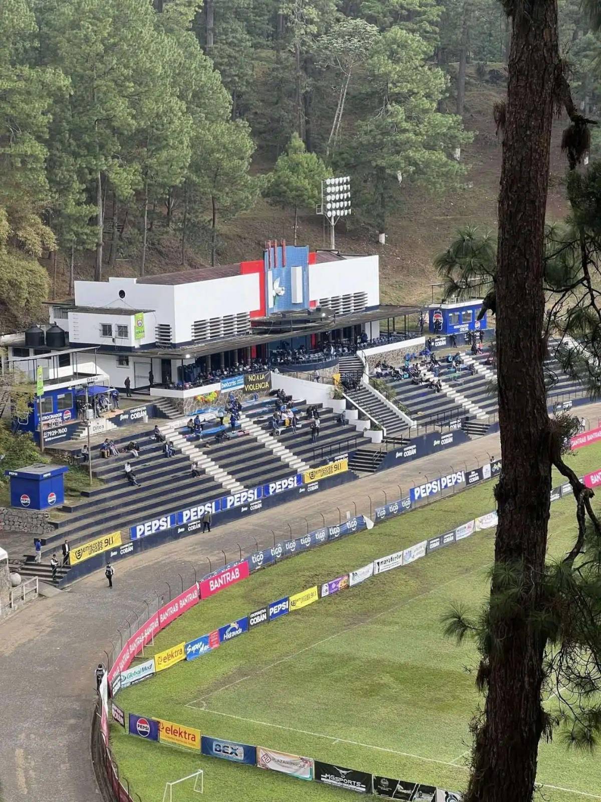 El estadio de Guatemala donde la gente se sienta a ver los partidos en las faldas de una montaña: ¡Una auténtica belleza!