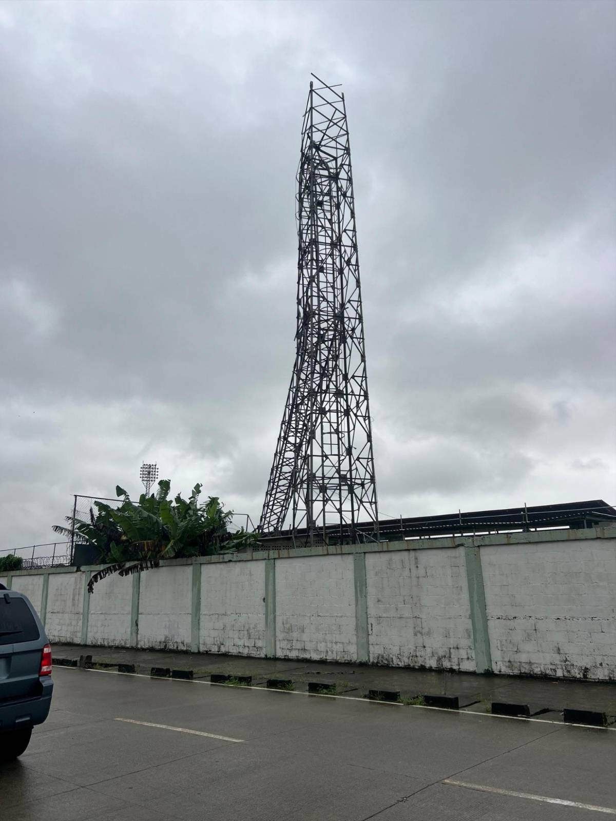 FOTOS: Estadio Excélsior pierde una de sus torres de iluminación y se confirma el tiempo que estará sin alumbrado