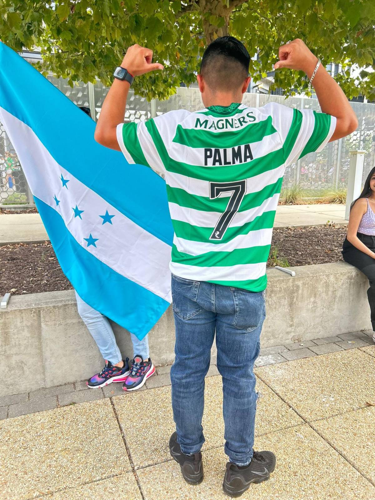 Luis Palma es sorprendido por  hondureños en el duelo entre Celtic vs DC United en Estados Unidos