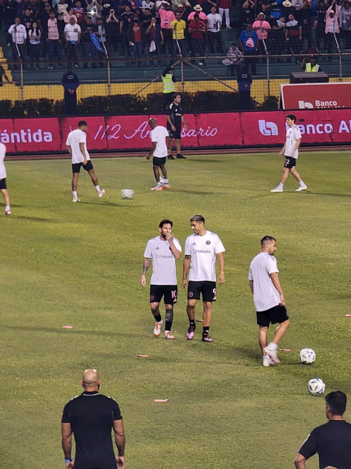 Afición hondureña comparte las mejores fotografías que le tomó a Messi en el estadio Olímpico de San Pedro Sula