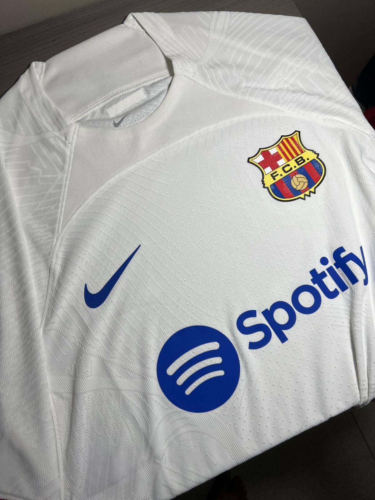 ¡Hay debate! Así es la nueva camiseta blanca del Barcelona para la temporada 2023-24 y ya tiene fecha de estreno