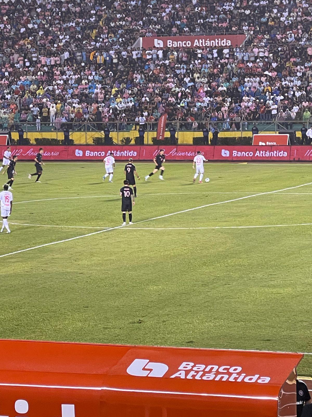 Afición hondureña comparte las mejores fotografías que le tomó a Messi en el estadio Olímpico de San Pedro Sula