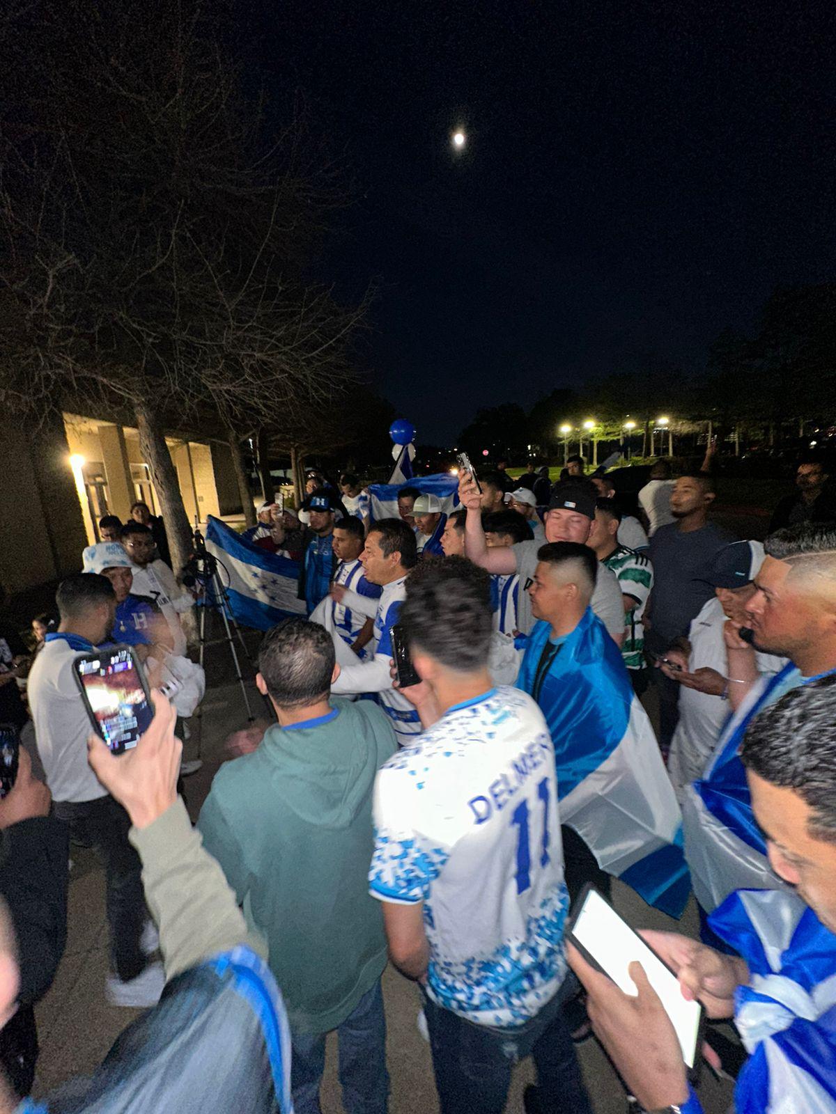 Rougier enamoró y la petición especial de la afición: así fue el histórico banderazo en la previa de Honduras - Costa Rica