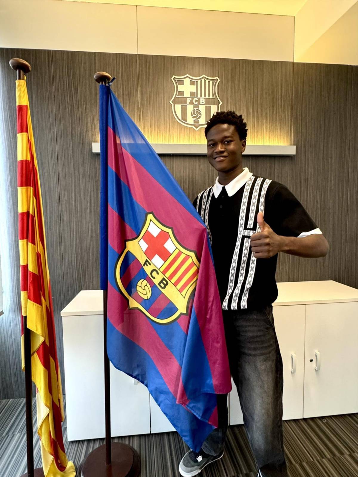 Barcelona: tiene 16 años y puede jugar como central, pivote y extremo; así es la nueva sorpresa de Hansi Flick