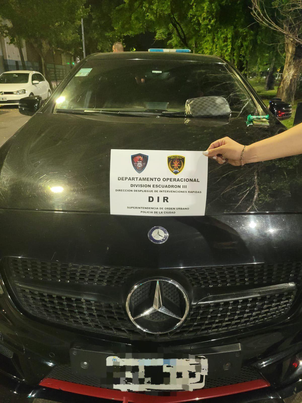 Intentó escapar de la Policía y dio positivo por cocaína: lo que encontraron en el interior de su Mercedes-Benz