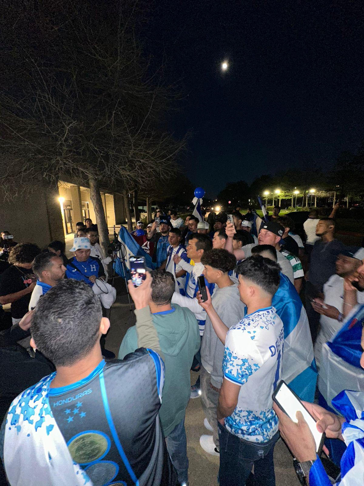 Rougier enamoró y la petición especial de la afición: así fue el histórico banderazo en la previa de Honduras - Costa Rica