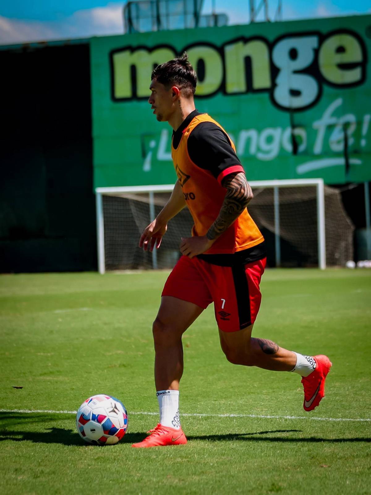 ¡Guerra en Alajuelense! Les dejan carteles amenazantes antes de viajar a Honduras