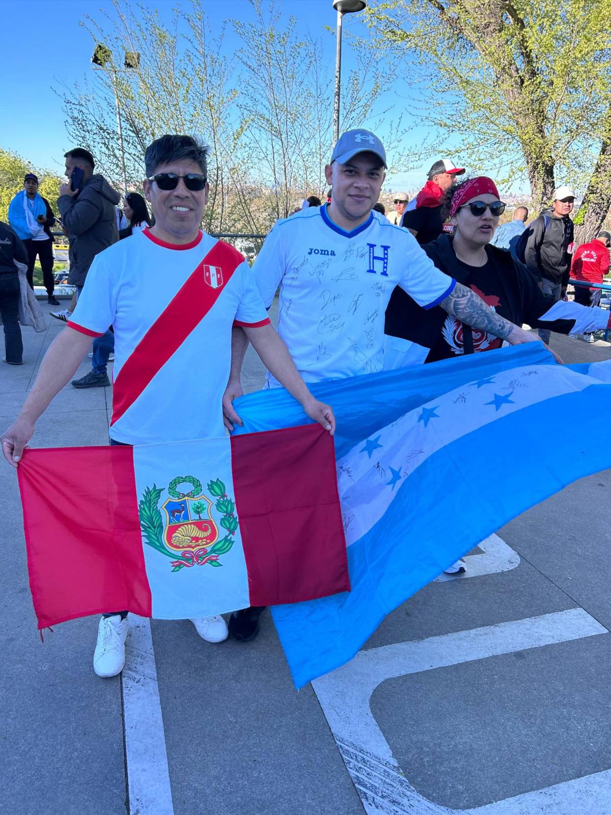 Con bellas palillonas y chucky presente: así se vivió la previa del amistoso entre Honduras y Perú en España