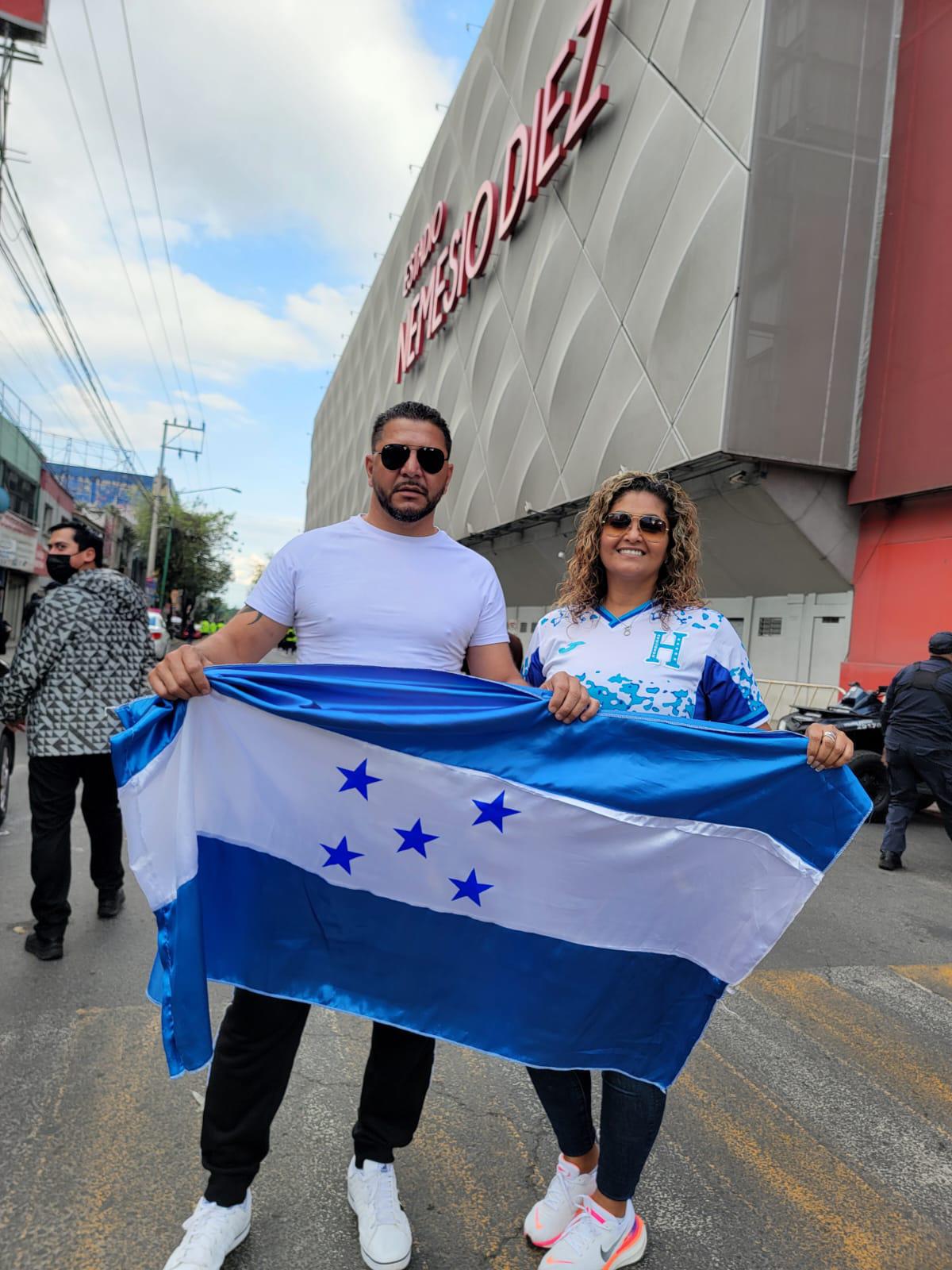 Belleza hondureña en Toluca y las banderas cinco estrellas inundan las calles en el México vs Honduras