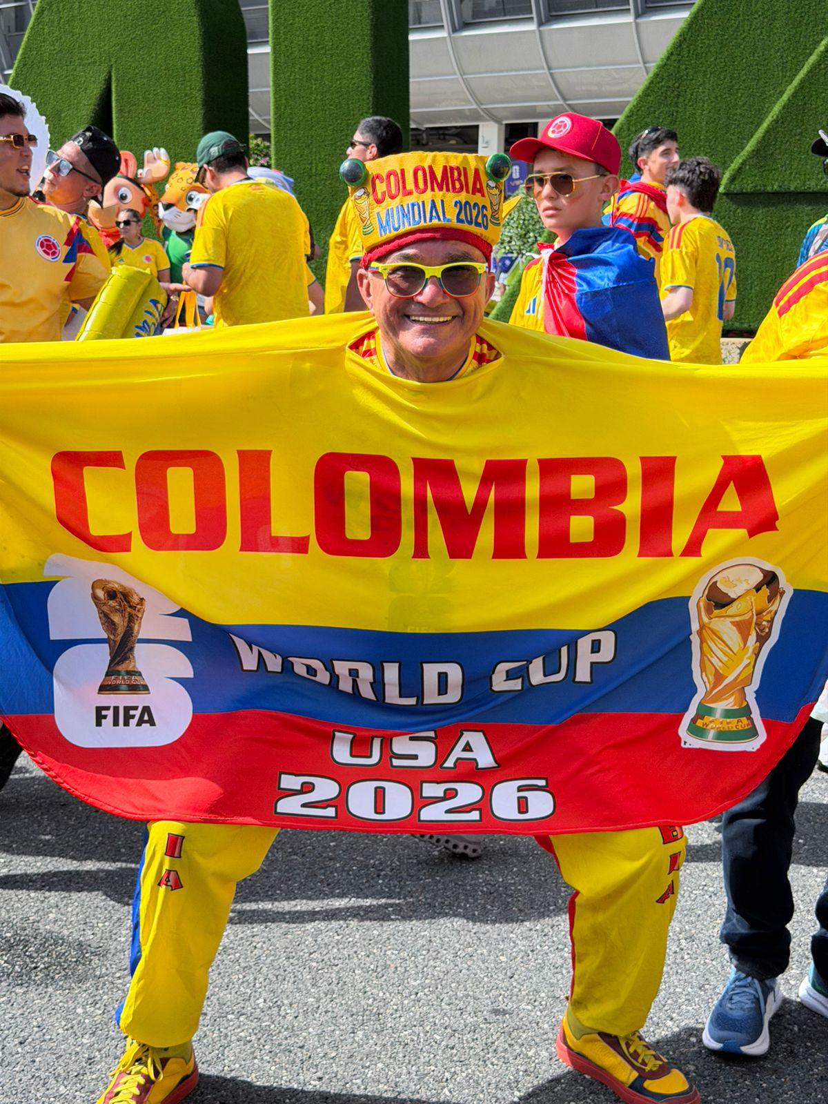 Colombianos invaden Miami y catracho presume a CR7 pagando fortuna por el boleto