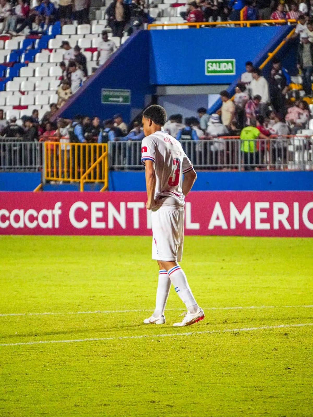 La desgarrada imagen de Bennett, otro error de Menjívar y las leyendas