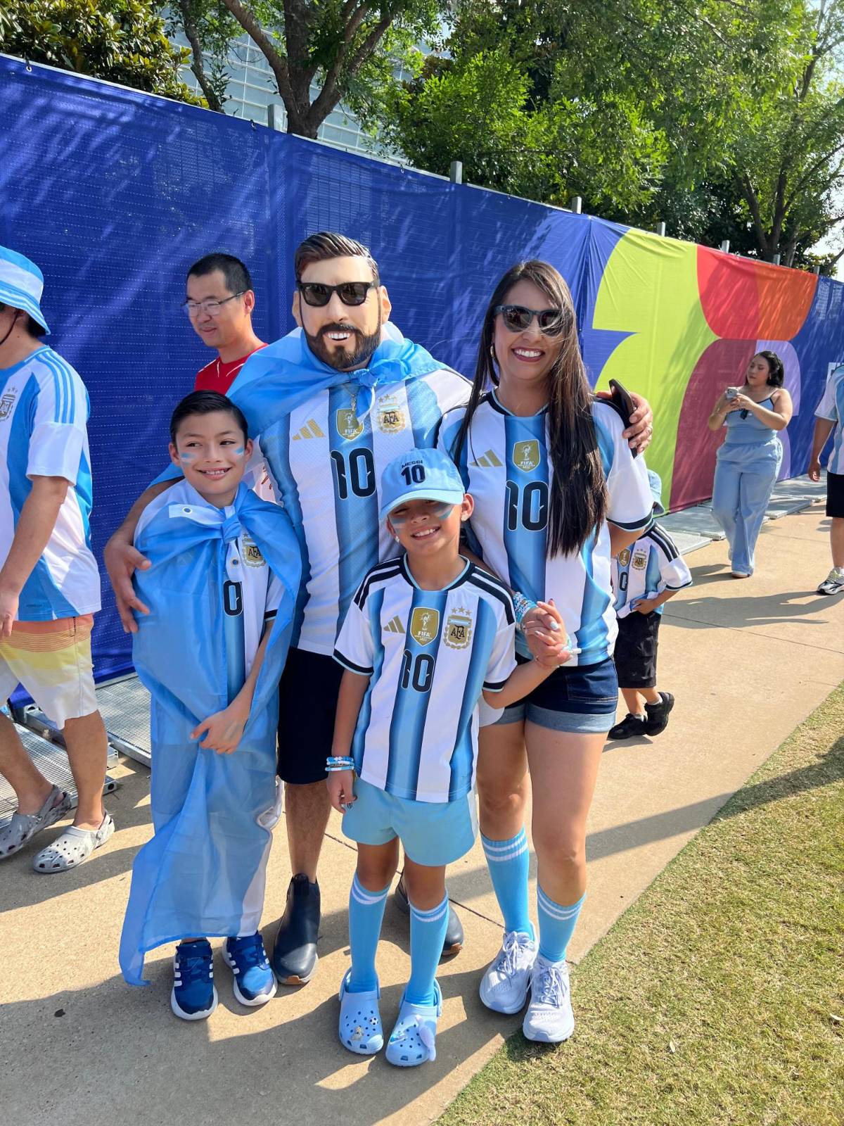 Ilusión con Messi y vestimenta loca de los austriacos: ambiente en el AT&T Stadium