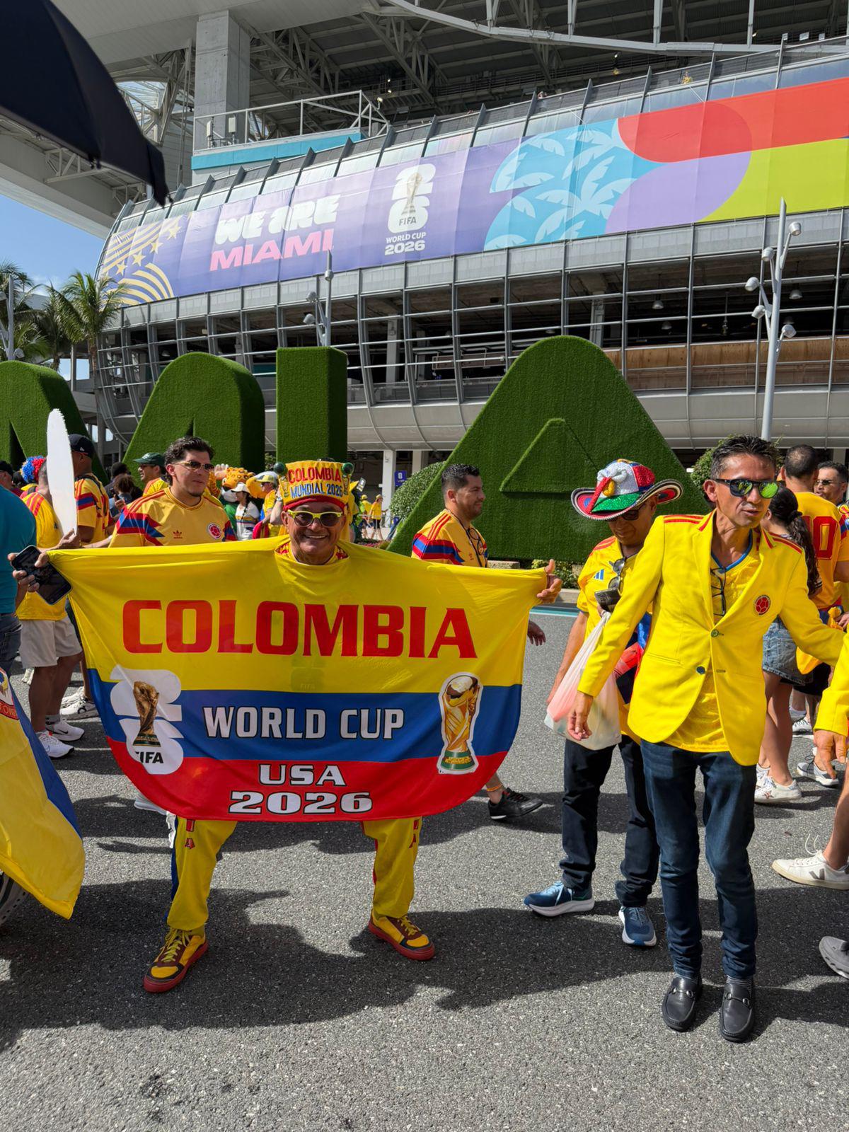 Colombianos invaden Miami y catracho presume a CR7 pagando fortuna por el boleto