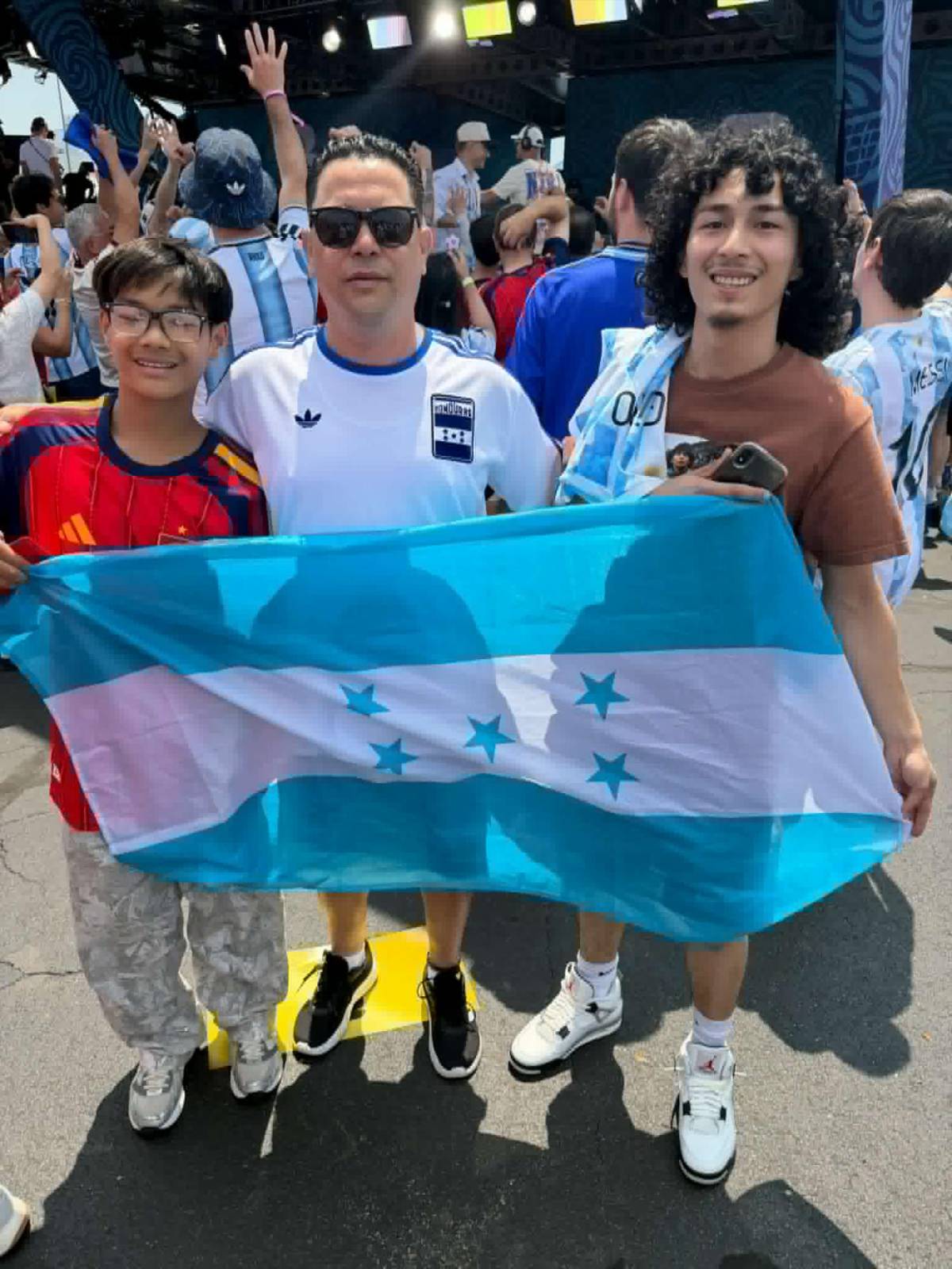 Camerinos al descubierto antes de la final, marea roja de España y Honduras sorprende