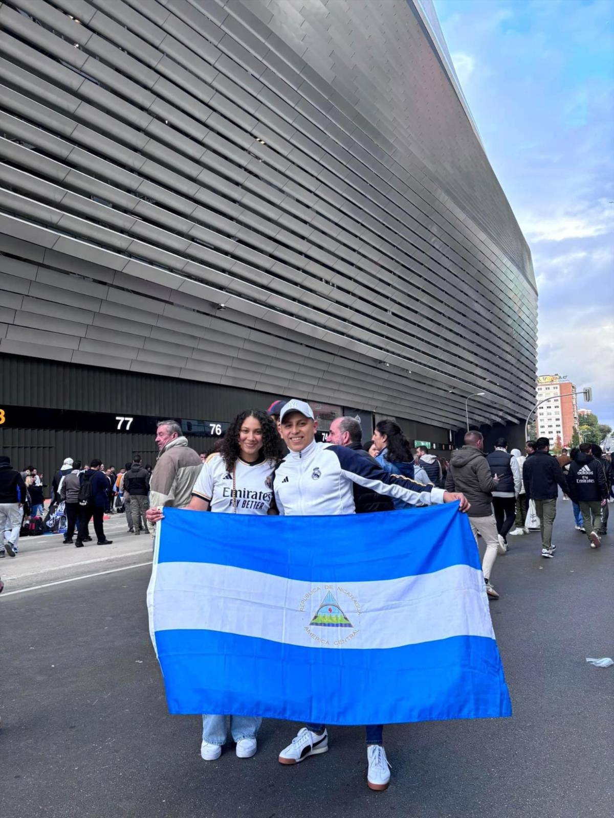 El infiltrado en el Bernabéu, Vinicius cambió de look y personalidades hondureñas en el Clásico Madrid - Barça