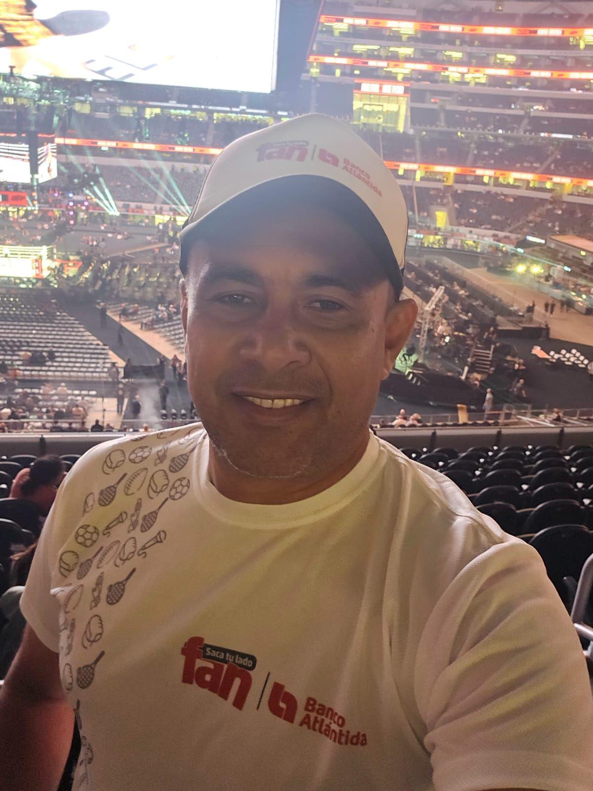 Fue uno de los héroes de Honduras en la Copa América 2001, se convirtió en árbitro y así es su vida