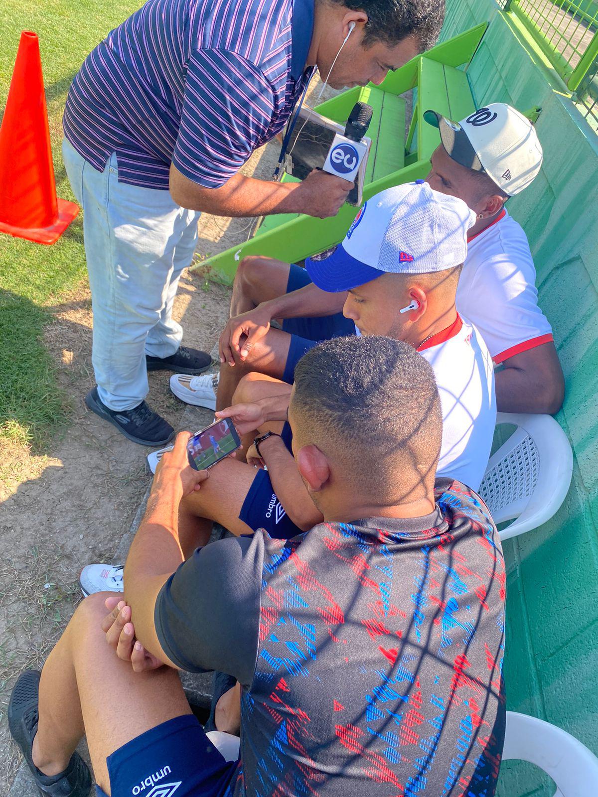 El ambiente en el Yankel: Jugadores y aficionados pegados al celular por el Manchester City-Real Madrid