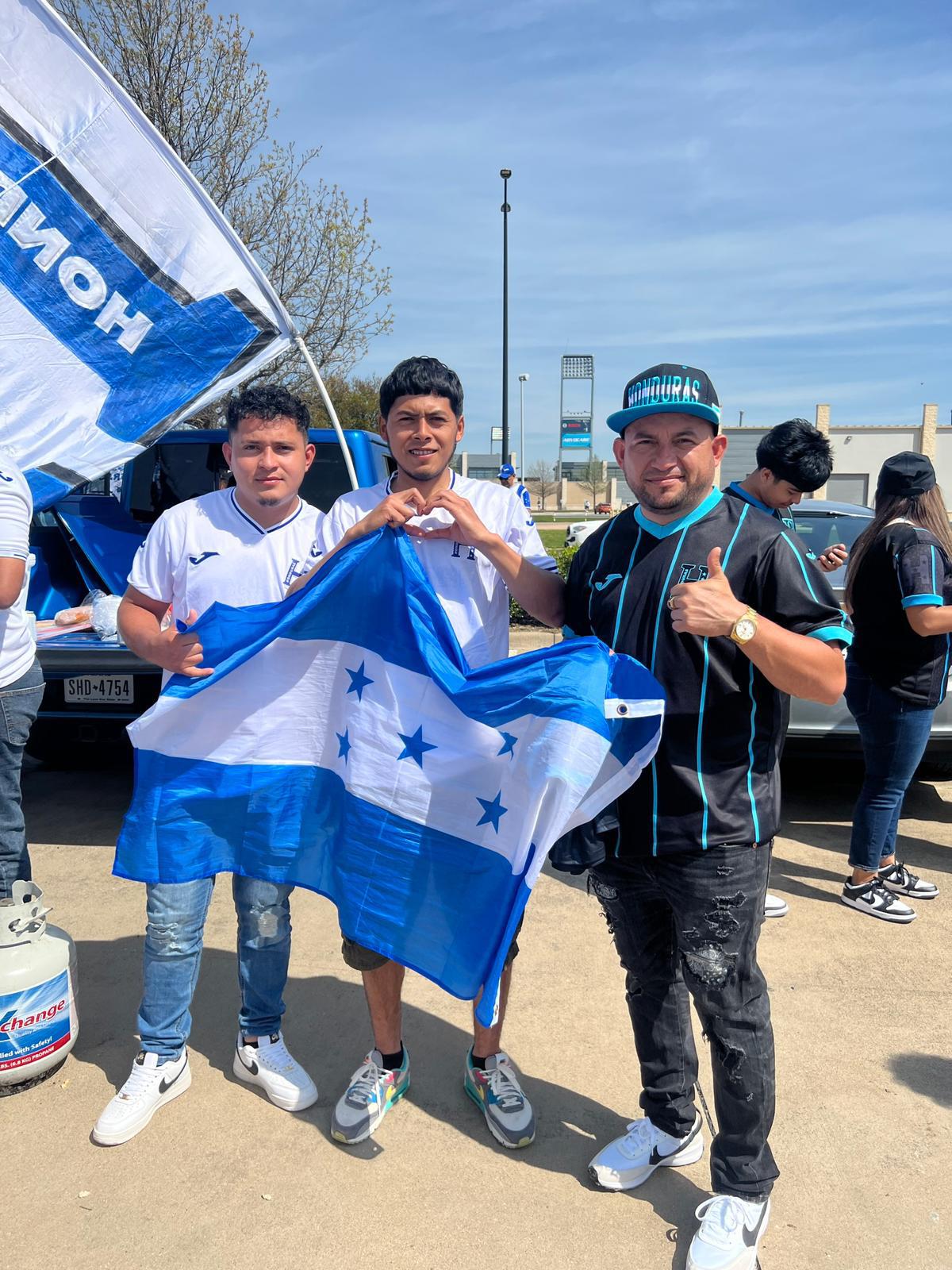 FOTOS: ¡Punta, asados y famoso incluido! Así es el ambientazo hondureño en el Toyota Stadium para el repechaje ante Costa Rica