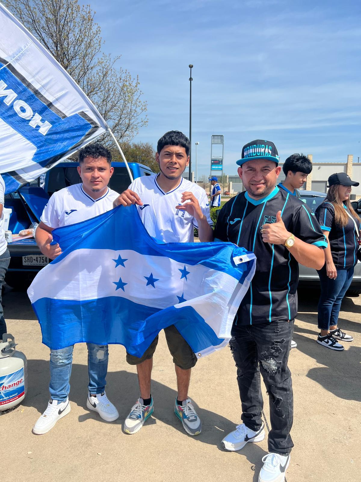 FOTOS: ¡Punta, asados y famoso incluido! Así es el ambientazo hondureño en el Toyota Stadium para el repechaje ante Costa Rica