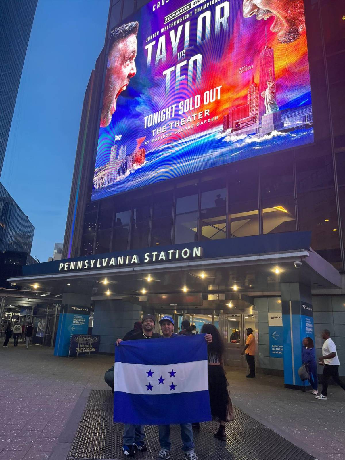 Por Honduras: Los fieles seguidores de Teófimo López, la hermosa pareja de Josh Taylor y habrá llenazo en el Madison Square Garden