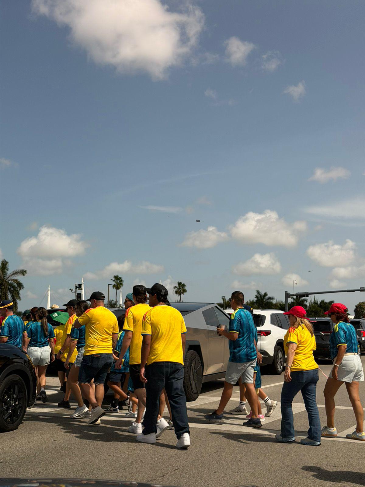 Colombianos invaden Miami y catracho presume a CR7 pagando fortuna por el boleto