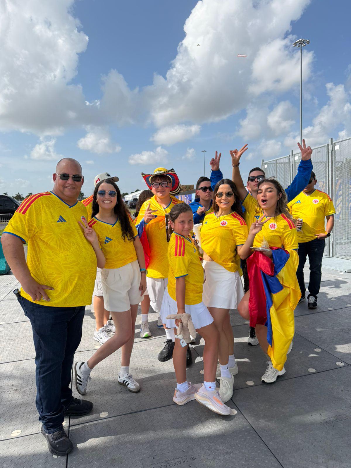 Colombianos invaden Miami y catracho presume a CR7 pagando fortuna por el boleto
