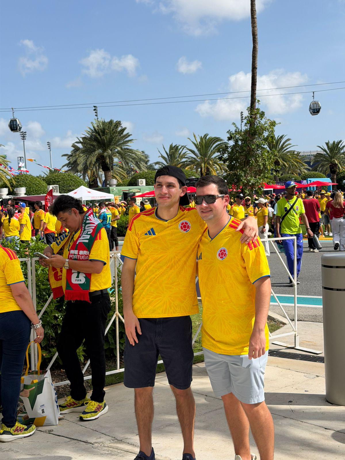 Colombianos invaden Miami y catracho presume a CR7 pagando fortuna por el boleto