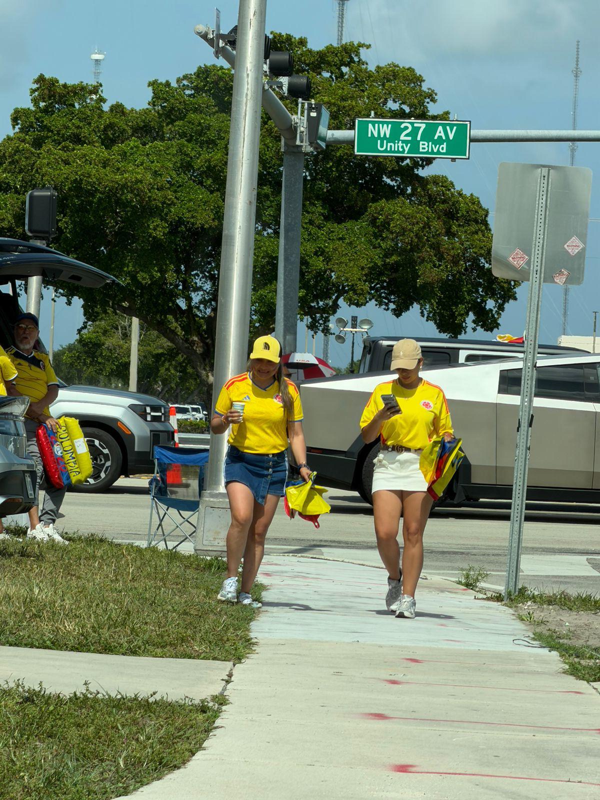 Colombianos invaden Miami y catracho presume a CR7 pagando fortuna por el boleto