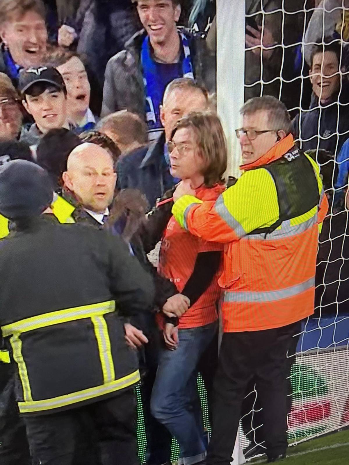Nunca se vio esto en la Premier League: aficionado salta al campo y se amarra a una de las porterías para detener el Everton-Newcastle
