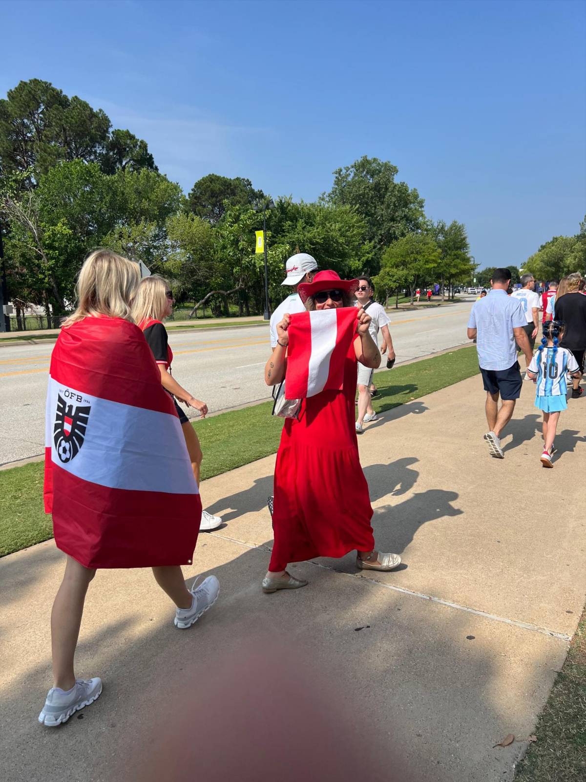 Ilusión con Messi y vestimenta loca de los austriacos: ambiente en el AT&T Stadium