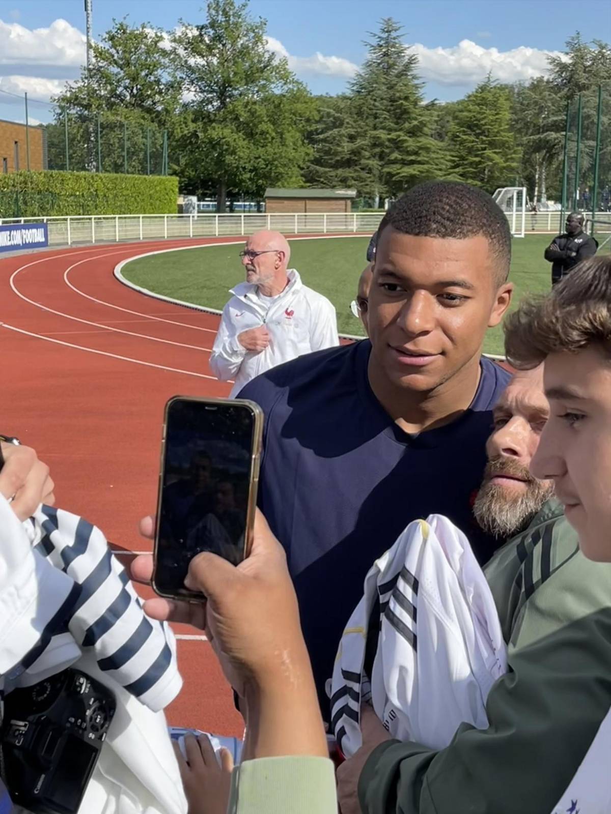 Benzema se unió a la selección de Francia y así fue el reencuentro con Mbappé tras el rechazo al Real Madrid