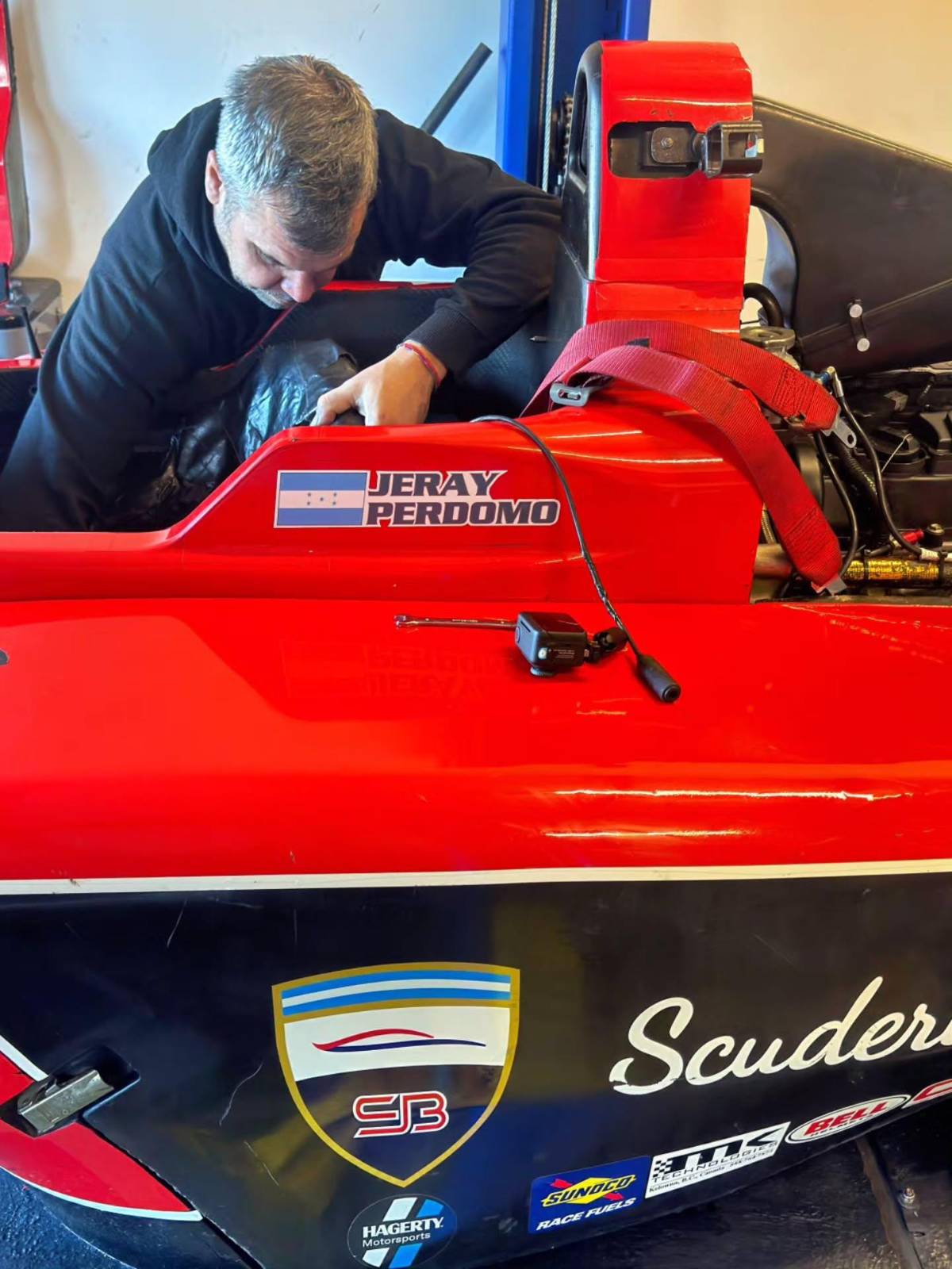 El hondureño que busca llegar a la Fórmula 1: dio el gran salto con pruebas en Estados Unidos