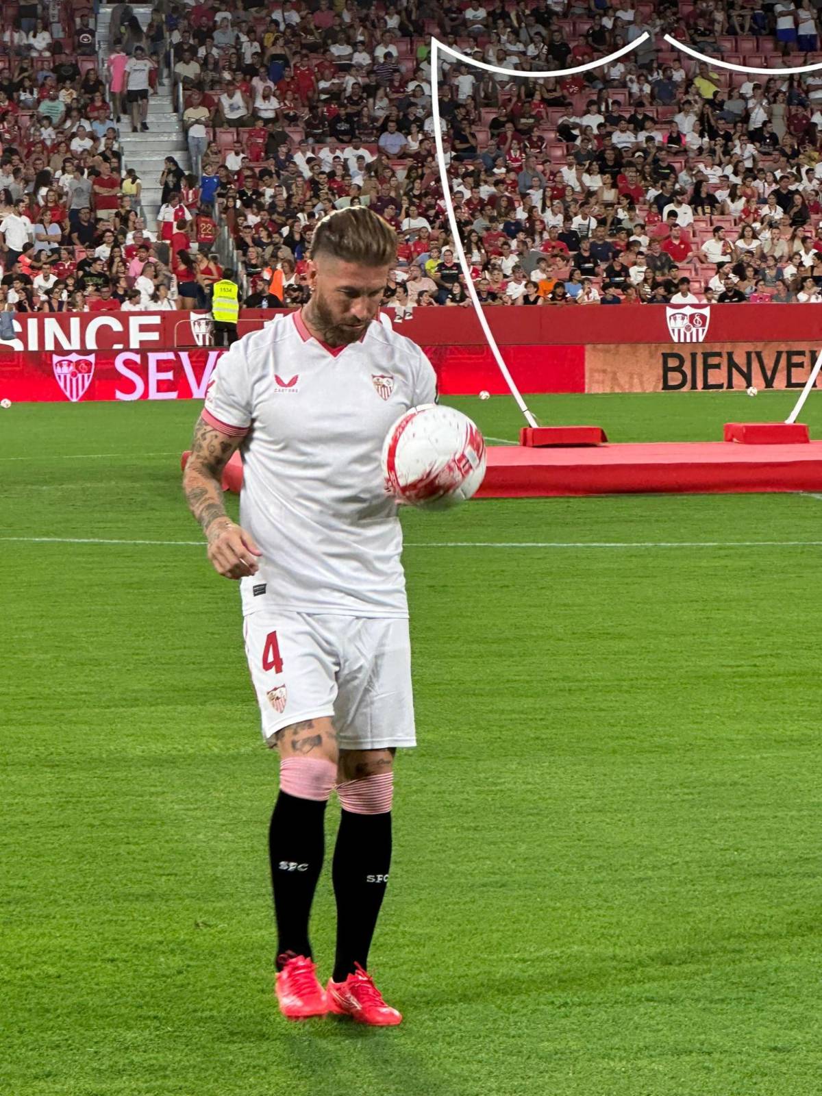 Así fue la emotiva presentación de Sergio Ramos con Sevilla: Sorpresivo mensaje de Modric, motivo de su llanto y Pilar Rubio deslumbra