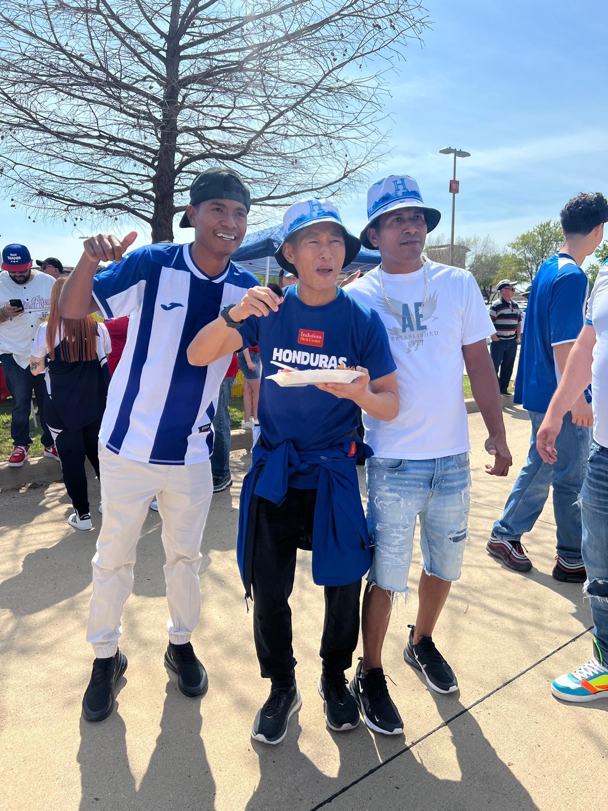 FOTOS: ¡Punta, asados y famoso incluido! Así es el ambientazo hondureño en el Toyota Stadium para el repechaje ante Costa Rica