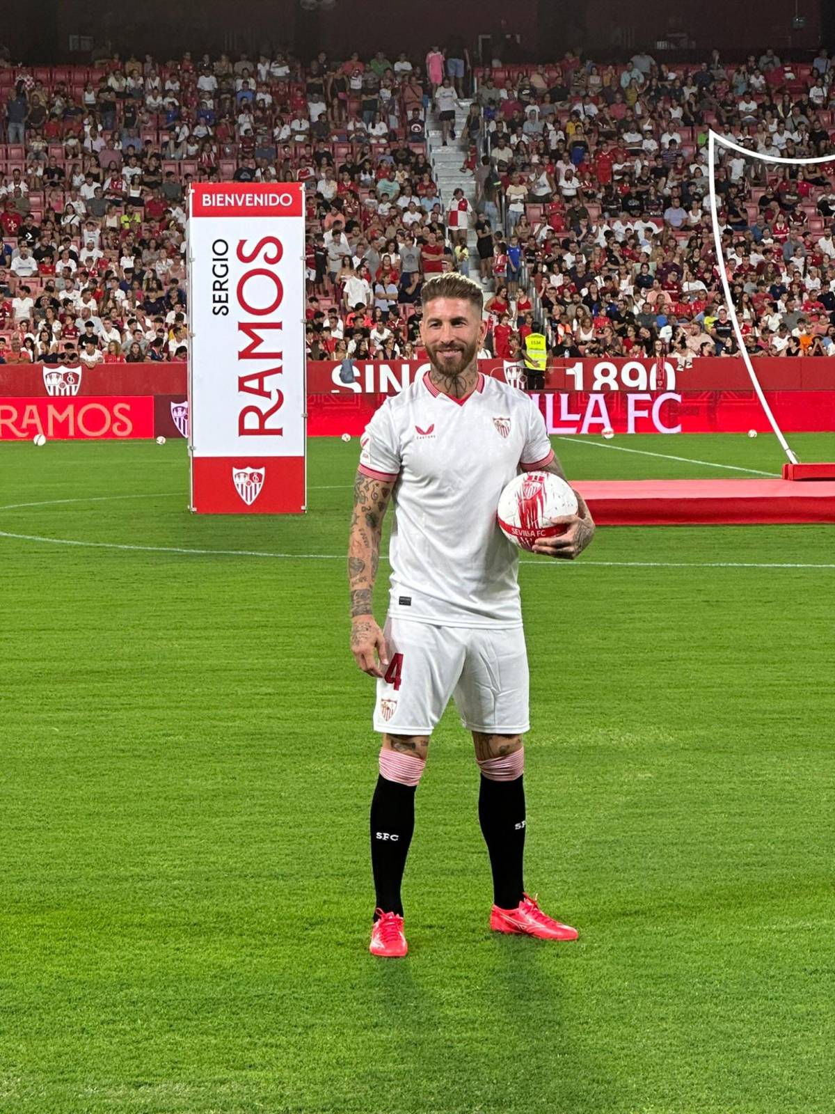 Así fue la emotiva presentación de Sergio Ramos con Sevilla: Sorpresivo mensaje de Modric, motivo de su llanto y Pilar Rubio deslumbra