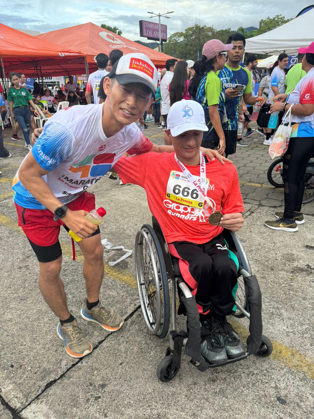 Maratón La Prensa: Atletismo puro, belleza femenina, mascotas corriendo y alegría en búsqueda de la meta