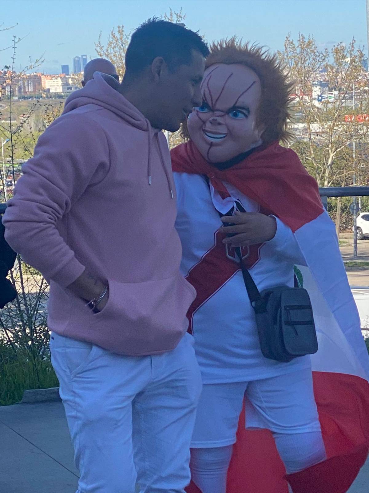 Con bellas palillonas y chucky presente: así se vivió la previa del amistoso entre Honduras y Perú en España