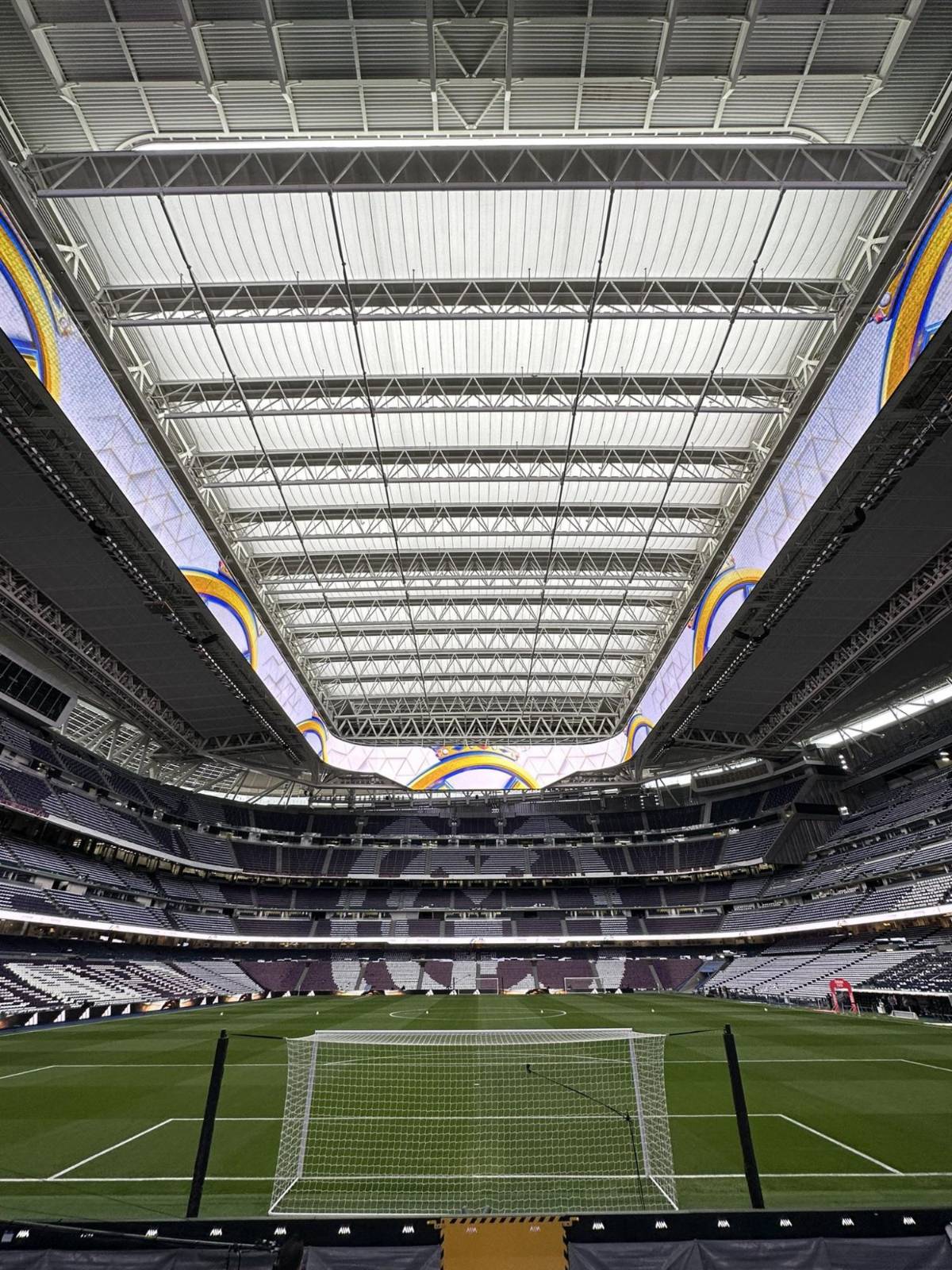 El infiltrado en el Bernabéu, Vinicius cambió de look y personalidades hondureñas en el Clásico Madrid - Barça