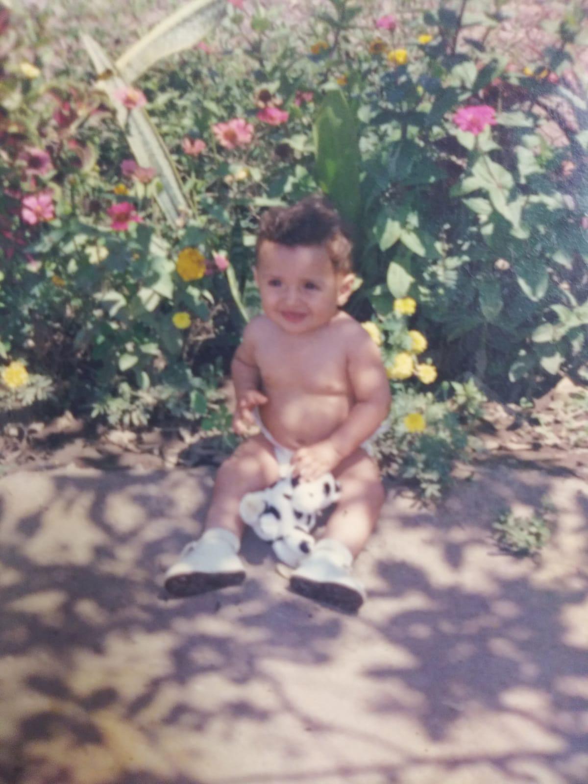 Omar creció en Balbuena, Navolato, en Sinaloa, México.