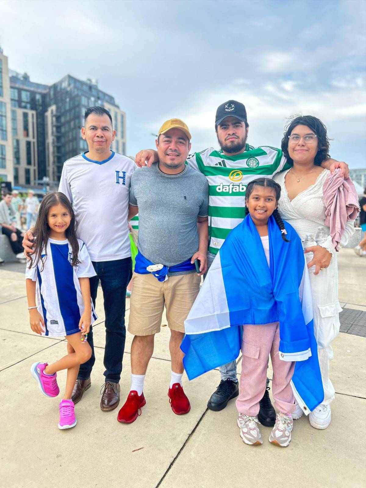 Luis Palma es sorprendido por  hondureños en el duelo entre Celtic vs DC United en Estados Unidos