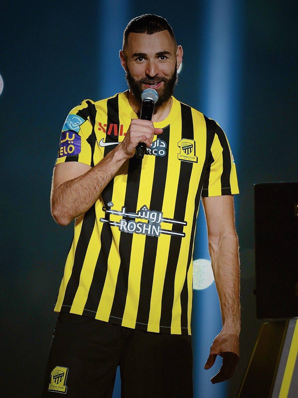 ¡Tremenda locura en Arabia! Benzema es presentado por el Al Ittihad ante más de 60 mil aficionados y exhibe el Balón de Oro